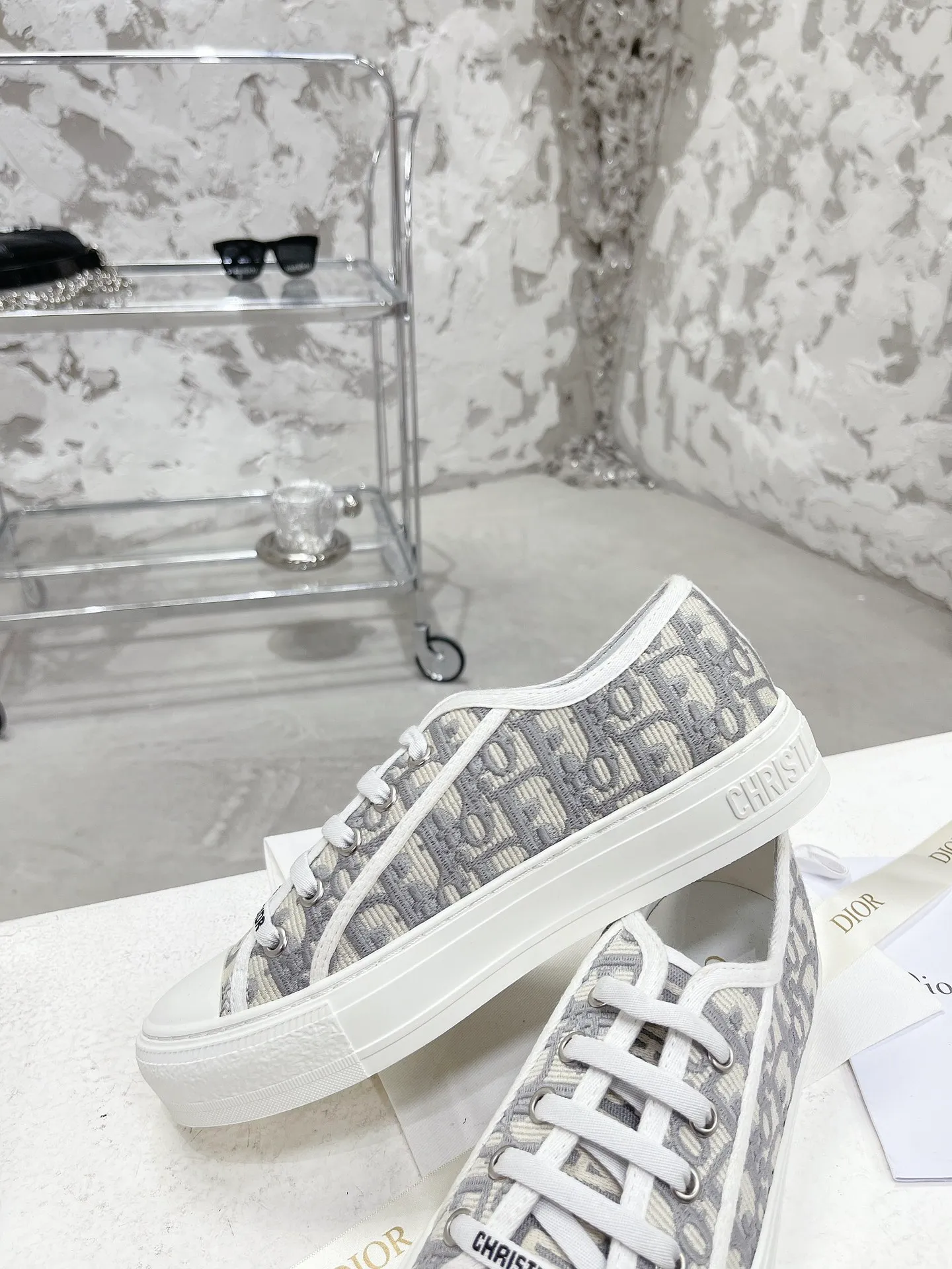 👟👟Ex-factory price 480👟👟 WALK N DIOR embroidered canvas shoes, flat casual shoes, Valentine's Day limited sneaker series, 100% cotton silk double-sided three-dimensional embroidery, hot sale in authentic stores, Ins star internet celebrity concave style show.  All materials of this shoe are original molds, right down to the hardware, laces, outsole, 👟👟 ex-factory price U mid-pad... The upper fabric is made of double-sided pure cotton silk three-dimensional electric embroidery. Each style looks colorful, but it does not make it difficult to match clothes. The entire series is like a piece of handicraft, unique!  ▪️Inner lining: full-grain mixed sheep silk sheepskin ▪️Foot pads: imported cowhide of the same color, comfortable to the feet ▪️My last style is exactly the same as Z👟👟 ex-factory price, welcome to compare. My color matching is complete, and the counter has a full set of packaging. Code number: 35-40 (women's model 41 is custom-made and cannot be returned or exchanged)